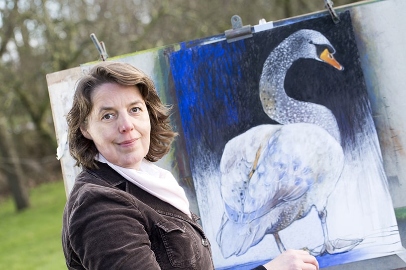 Loes Botman met een zelf getekende zwaan